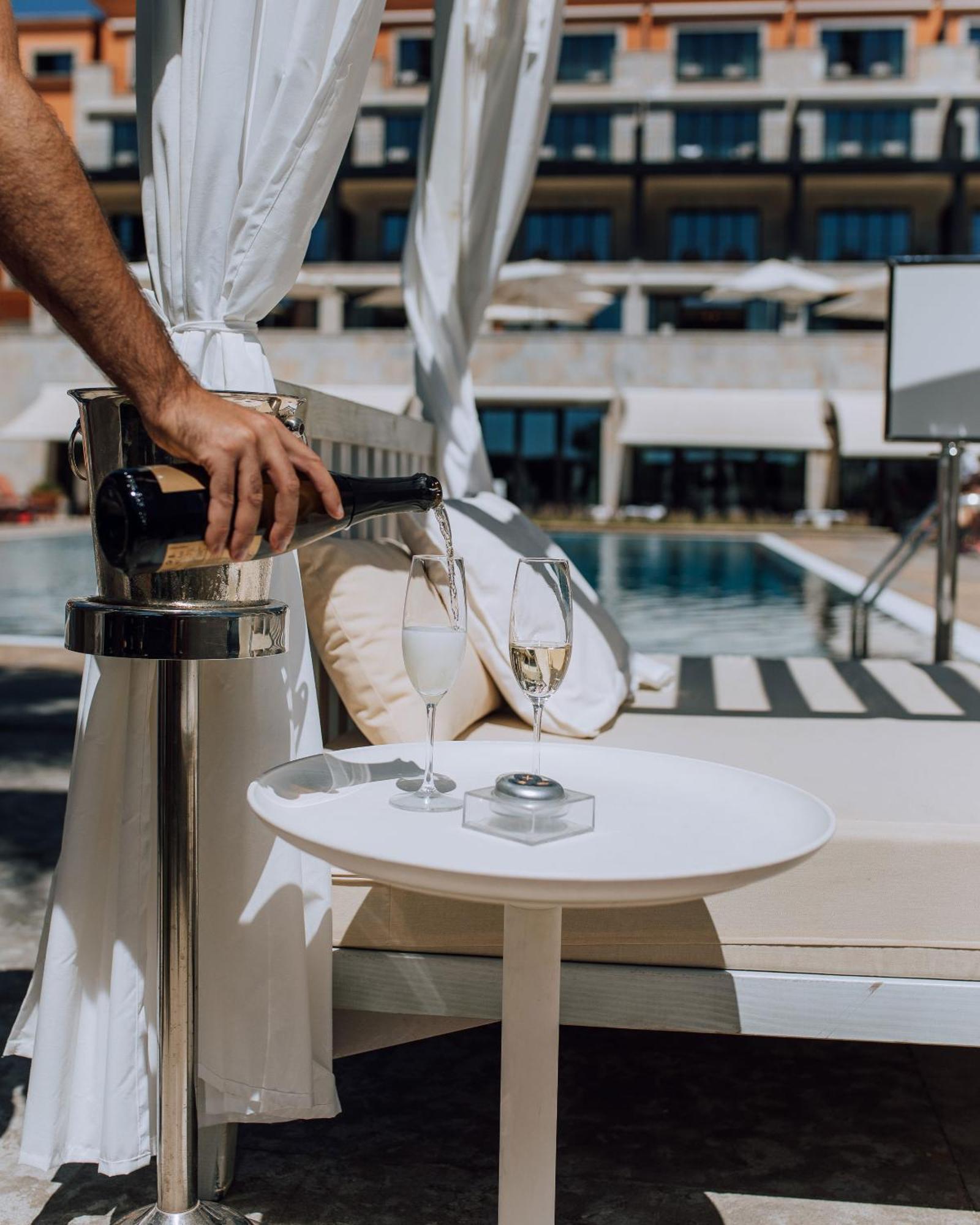 Grande Real Villa Italia Hotel & Spa Кашкайш Екстериор снимка A butler in a hotel
