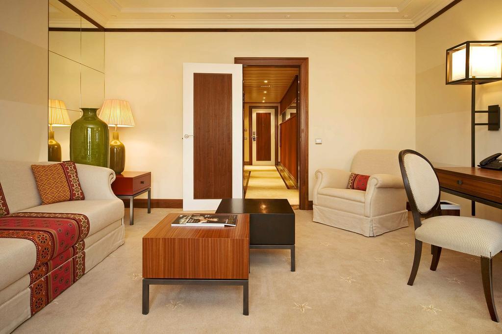 Grande Real Villa Italia Hotel & Spa Кашкайш Екстериор снимка A suite at the Taj Mahal Palace, Mumbai